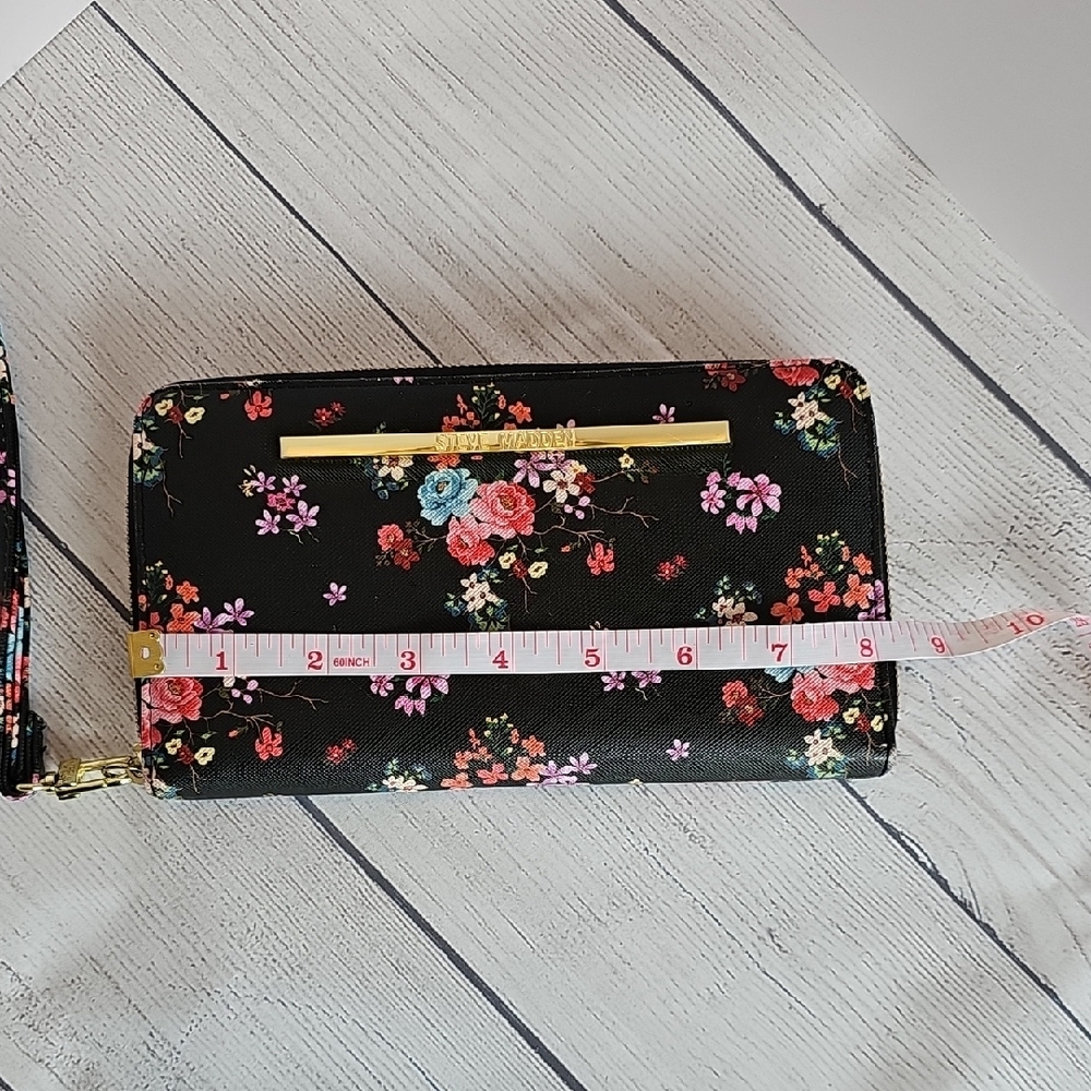 Steve Madden Black Floral Zip Around Wallet/Wristlet - Picture 11 of 12